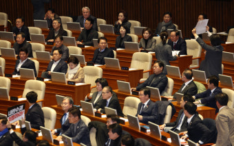 尹, '내란·김건희 특검법' 거부권 행사할까…탄핵 부결되면 가능