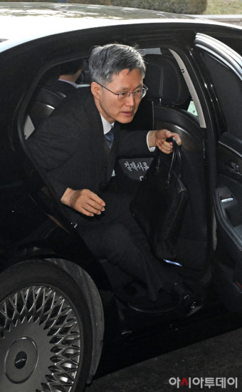 [포토] 출근하는 문형배 헌법재판소장 권한대행