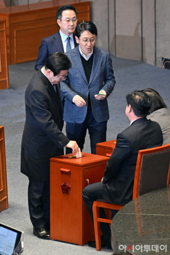 [포토] 헌법재판관 3명 선출안 투표하는 이재명 대표