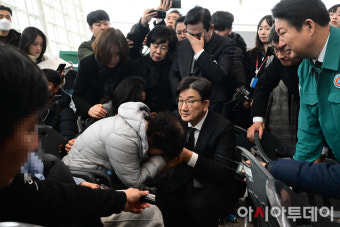 [포토] 권성동 '제주항공 여객기 사고 탑승객 유가족 위로'