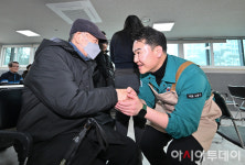 [포토] 어르신과 인사 나누는 오언석 도봉구청장