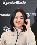 [포토]테일러메이드, Qi35 신제품 출시...볼 하트 보내는 윤이나 프로