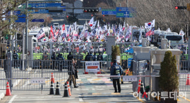 [포토]정부과천청사앞 도로를 점거하고 탄핵반대 시위를 하는 보수단체