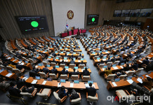 [포토] 여객기 참사 2차 가해 방지 결의안 본회의 통과