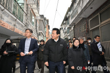 [포토] 미아동 주민들과 인사하는 오세훈 시장