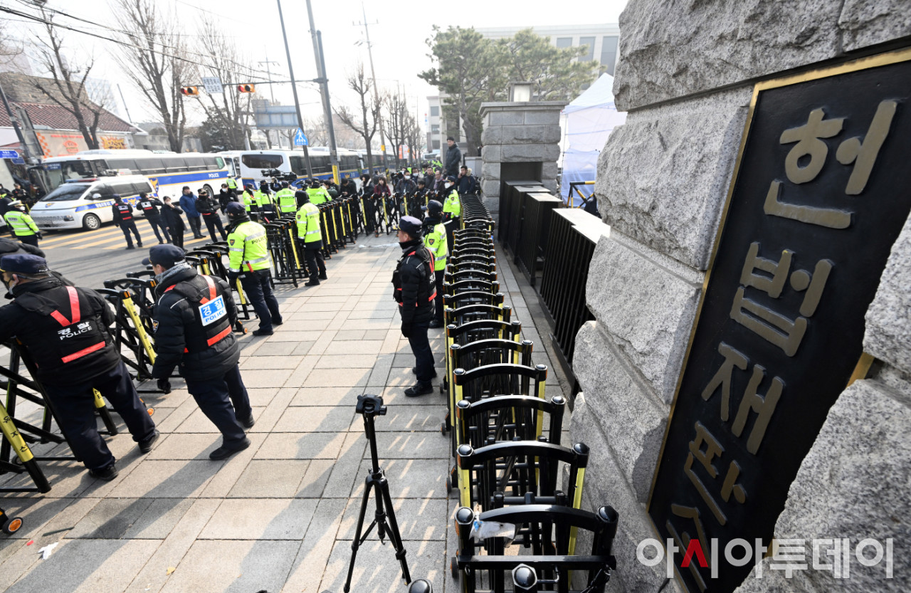 한덕수 총리, 대통령 대행으로 복귀…윤석열 탄핵 찬반 집회에 경찰 강화