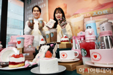 [포토]사랑 가득한 밸런타인데이!...스타벅스, 시즌 한정 음료와 푸드 출시