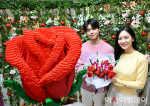 [포토]레고 장미꽃으로 피어난 로맨스…레고코리아, 잠실 롯데월드몰에 팝업스토어 오픈