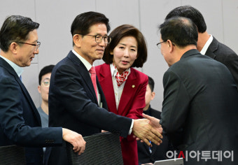[포토] 참석자들과 인사하는 김문수-나경원