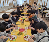 딸기 케이크 만들기 재미있어요…부천시 아동 대상 농촌체험 큰 호응