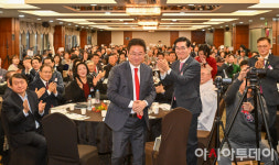 [포토] 토크쇼 위해 단상에 오르는 이철우 경북도지사