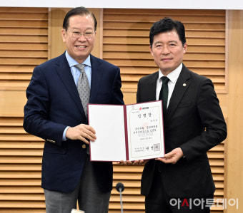 [포토] 구자근 수석부의장에게 임명장 수여하는 권영세 비대위원장