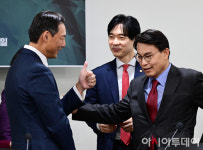 [포토] 윤상현 의원 향해 엄지 척 하는 모스 탄 전 美 국제형사사법대사