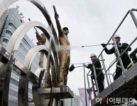 [포토]송파구, 올림픽 상징 조형물 봄맞이 대청소… 51점 세척 및 안전 점검 실시
