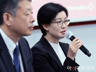 [포토]취재진 질의에 답변하는 조주연 홈플러스 사장