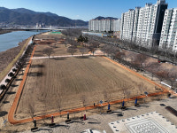 밀양시 삼문동 둔치 맨발 산책로 개장…자연의 신비체험 인기
