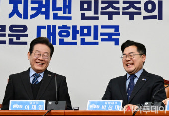 [포토] 환하게 웃는 이재명-박찬대