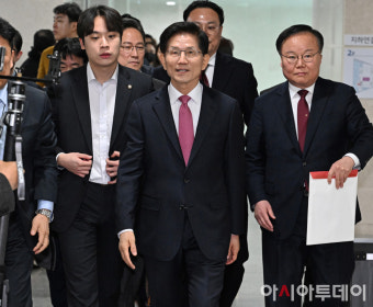 [포토] 대선 출마 선언 위해 들어서는 김문수