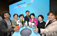 [포토] 전성수 서초구청장, 지구를 위한 텀블러 기부