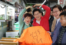 김문수, 가락시장서 첫 선거운동…시장·민생·경제 대통령 되겠다