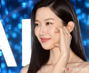 [포토]문가영의 볼 하트...레이어스 팝업 스튜디오 오픈