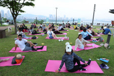 [르포] 별빛 맞으며 요가로 힐링~ 강남 한강변서 펼쳐진 요가체험