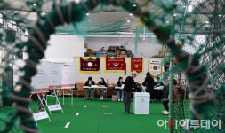 [포토]야구부 실내 연습장에 마련된 투표소