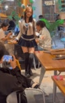 식사하면 여성 웨이터가 코앞에서 춤 춰주는이색 식당 화제
