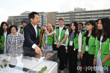 [포토] 오세훈 시장, 6·25전쟁 참전국 후손들에 감사의 정원 소개