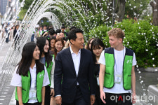 [포토] 6·25 전쟁 참전국 후손에게 감사의 정원 소개하는 오세훈 시장