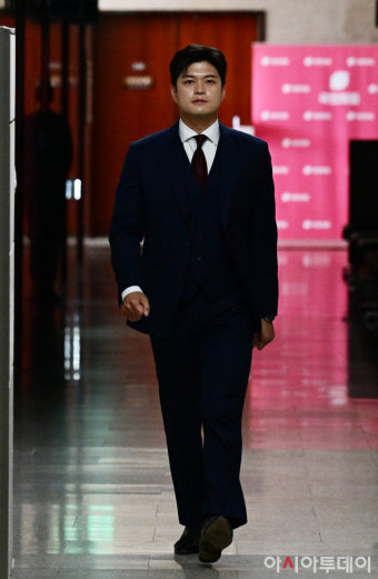 [포토] 기자회견 참석하는 김용태 비대위원장