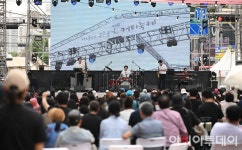 [포토] 경춘선 공릉숲길 커피축제 공연 즐기는 시민들