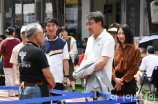 [포토] 경춘선 공릉숲길 커피축제 참여 부스 둘러보는 오승록 노원구청장