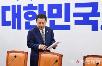 [포토] 원내대책회의 참석하는 김병기 당대표 직무대행 겸 원내대표