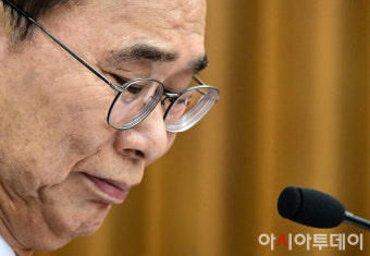 [포토] 질의 듣는 이종석 국정원장 후보자