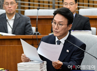 [포토] 자료 살펴보는 김민석 총리 후보자