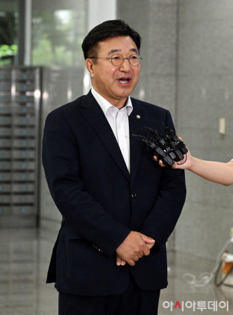 [포토]질문에 답변하는 윤호중 행안부 장관 후보자