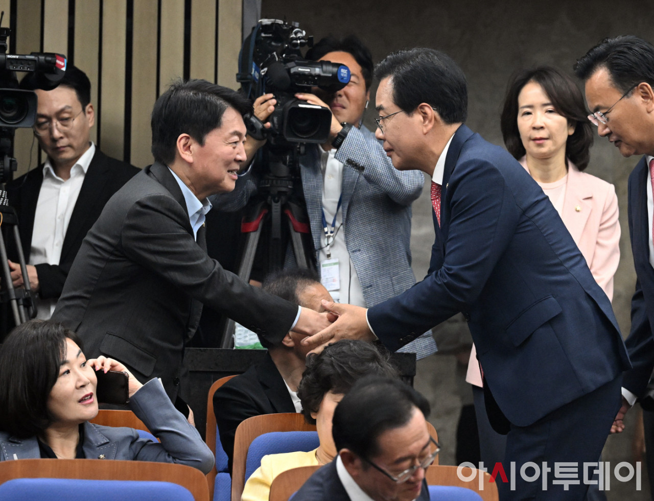 송언석 악수는 사람과 함께 하는 것 vs 정청래 악수 거부, 두 정당 긴장 관계 반영