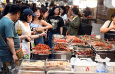 [포토]민생지원금으로 재래시장에서 맛있는 반찬을...