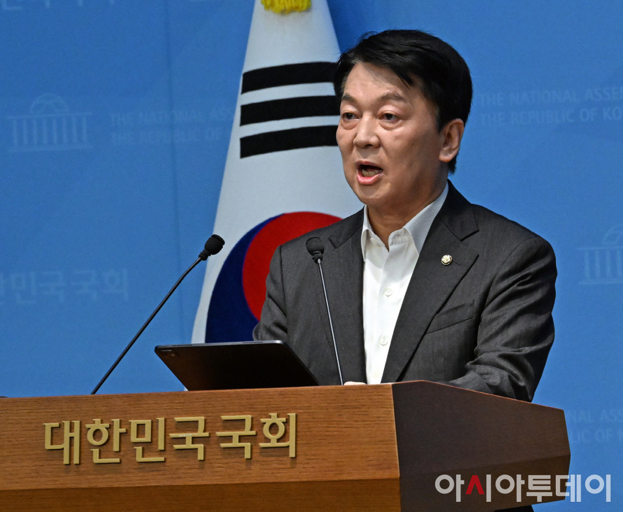안철수, 국민의힘 대표 출마 선언…파장 일으키며 당내 혼란 심화