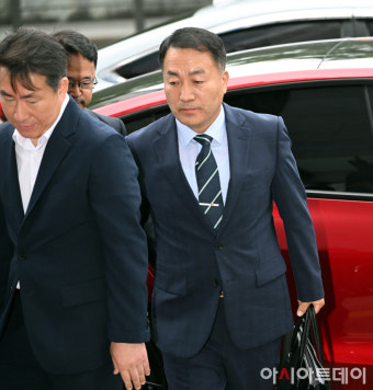 [포토]변호인단과 차에서 내린 김계환 전 사령관