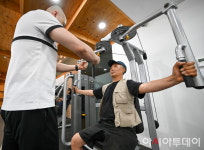 [포토] 전문 강사 운동지도 받는 어르신