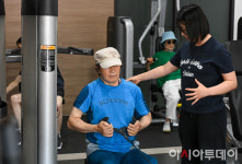 [포토] 전문강사 지도 받으며 운동하는 어르신들