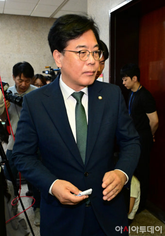 [포토] 이동하는 송언석 비대위원장