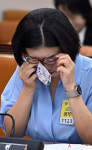 [포토] 눈물 닦는 김예원 변호사