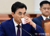 [포토] 물 마시는 안규백 국방부 장관 후보자