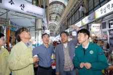 금한승 환경부 차관, 전통시장·홀몸어르신 폭염 대책 점검