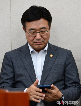 [포토] 휴대전화 보는 윤호중 행정안전부 장관