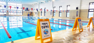 어른은 출입금지…여주 가남체육센터 수영장, 어린이 전용 레인 운영
