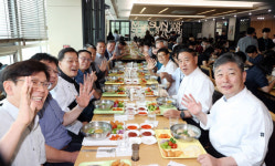 고생하는 공무원들께 삼계탕 쏩니다…수원시의회, 시청 공직자 격려